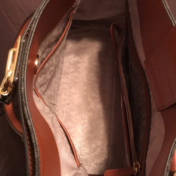 Michael Kors Authentic Brown Handbag/ Crossbody - Picture 5 of 6